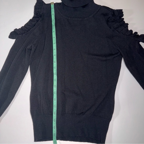 TCEC‎ Cold Shoulder Sweater - Picture 5 of 6